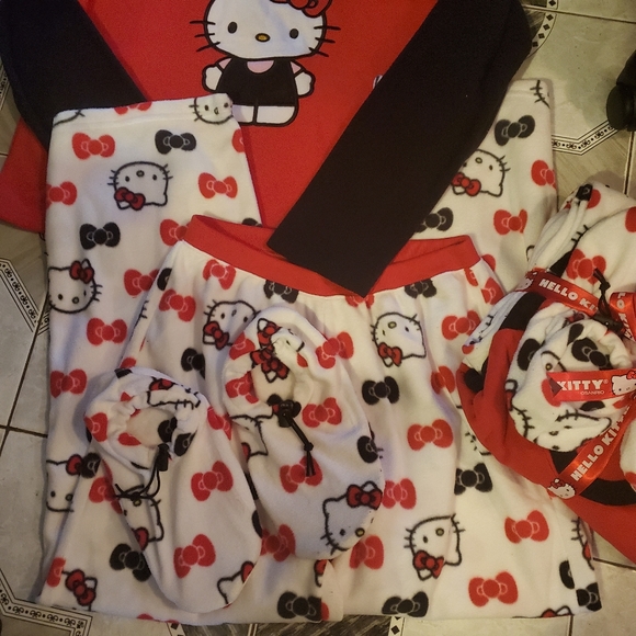 Hello Kitty Fleece PJ Set w.matching Slippers NEW - Picture 7 of 8